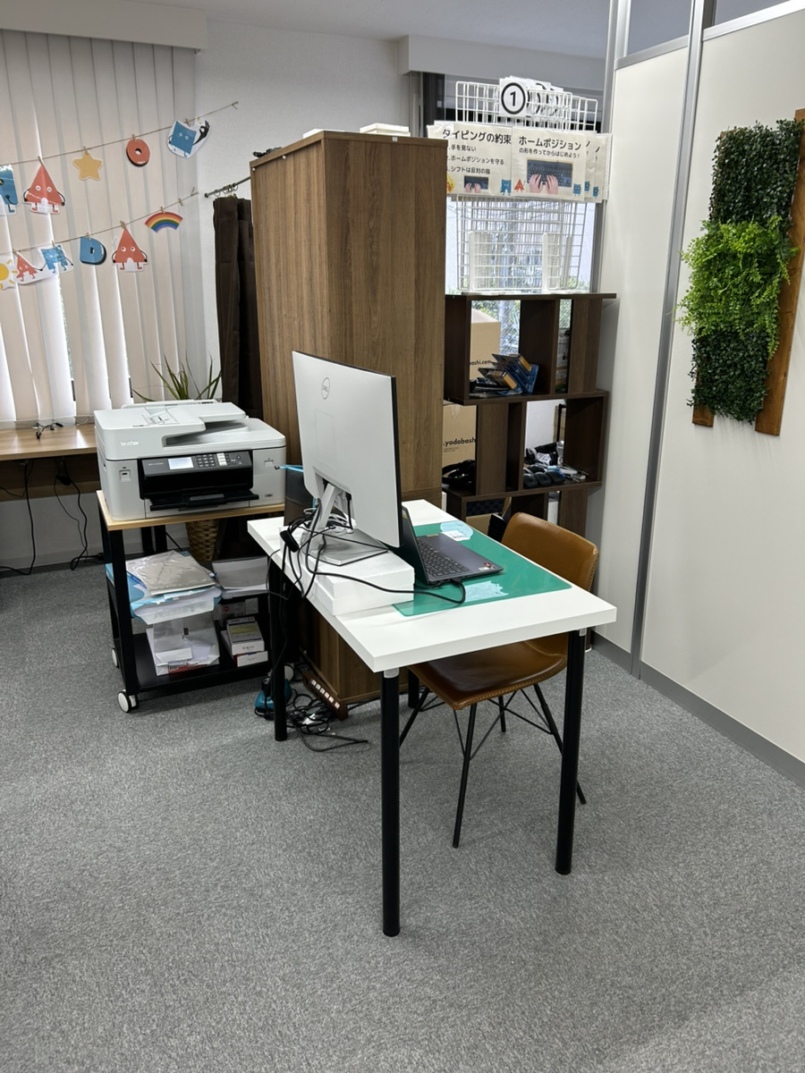 ホプラスのパソコンとモニター、プリンターのある作業席